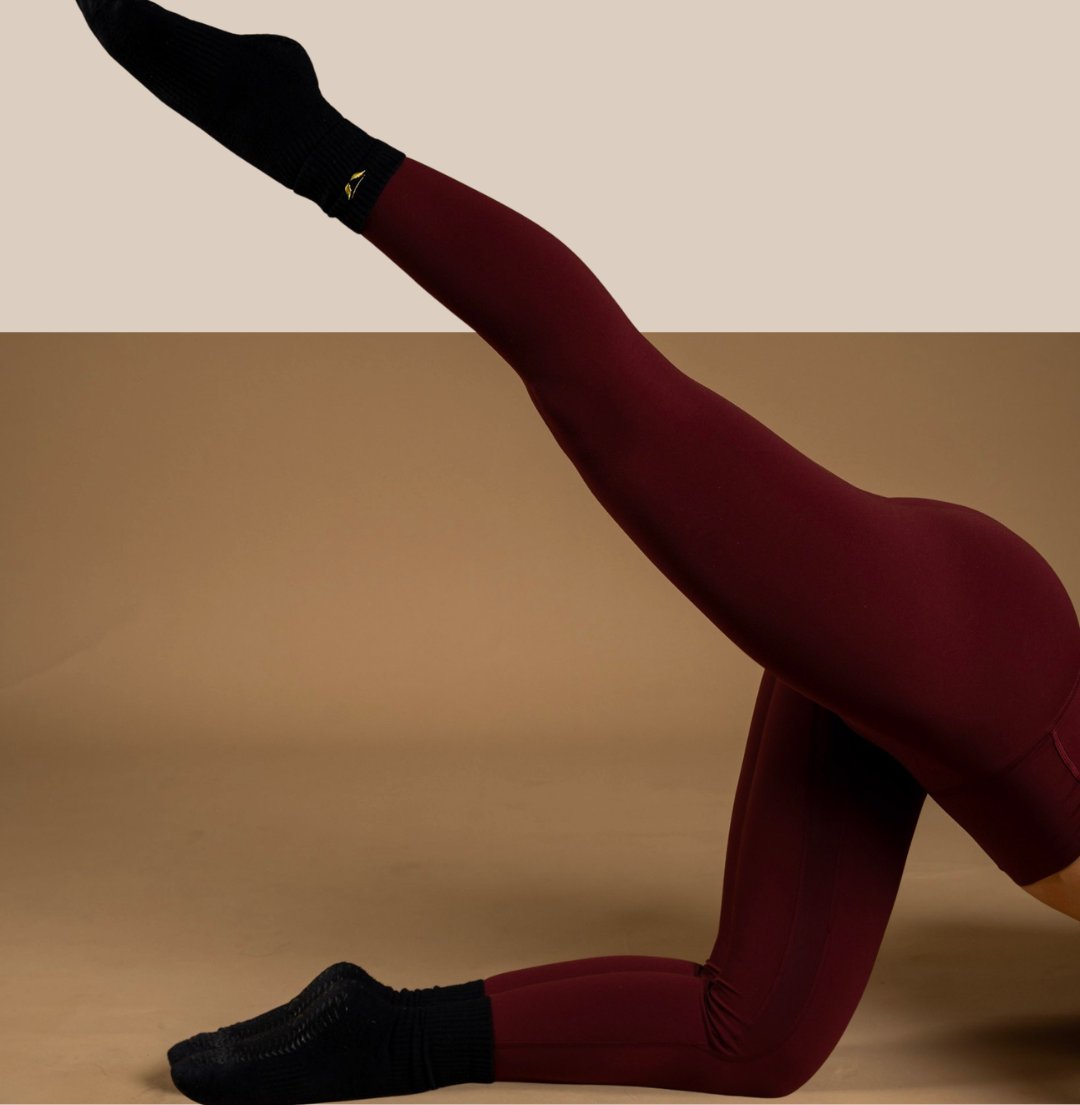 A kneeling leg extension with one leg lifted in a long line
